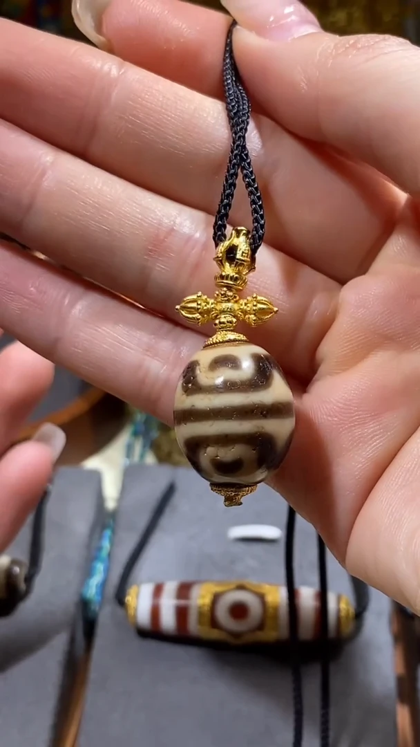 玛瑙/玉髓颈饰未镶嵌W00003-达洛六瓣莲心玛瑙吊坠