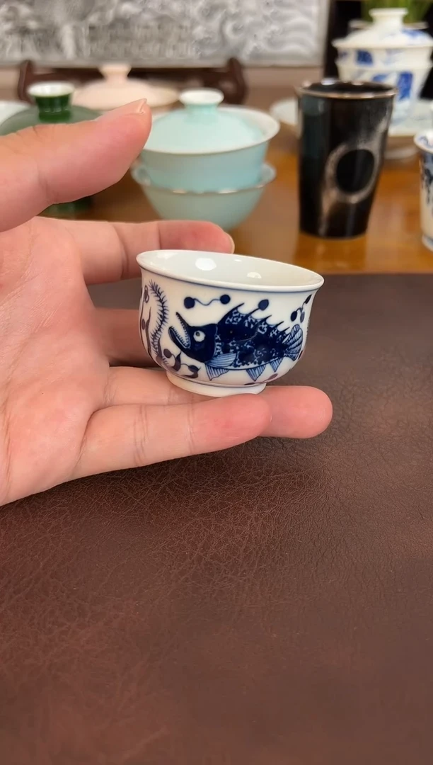 枇**檎照夜白青花鱼藻小客杯