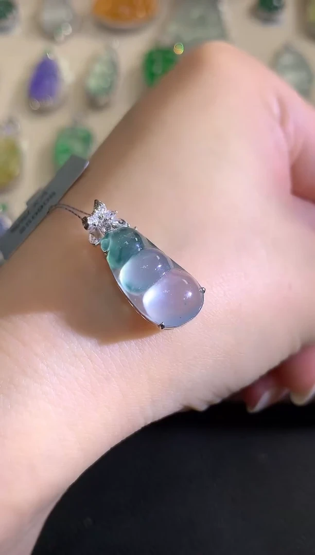 吊坠(不含链)18K金镶嵌翡翠春日珠宝 C26