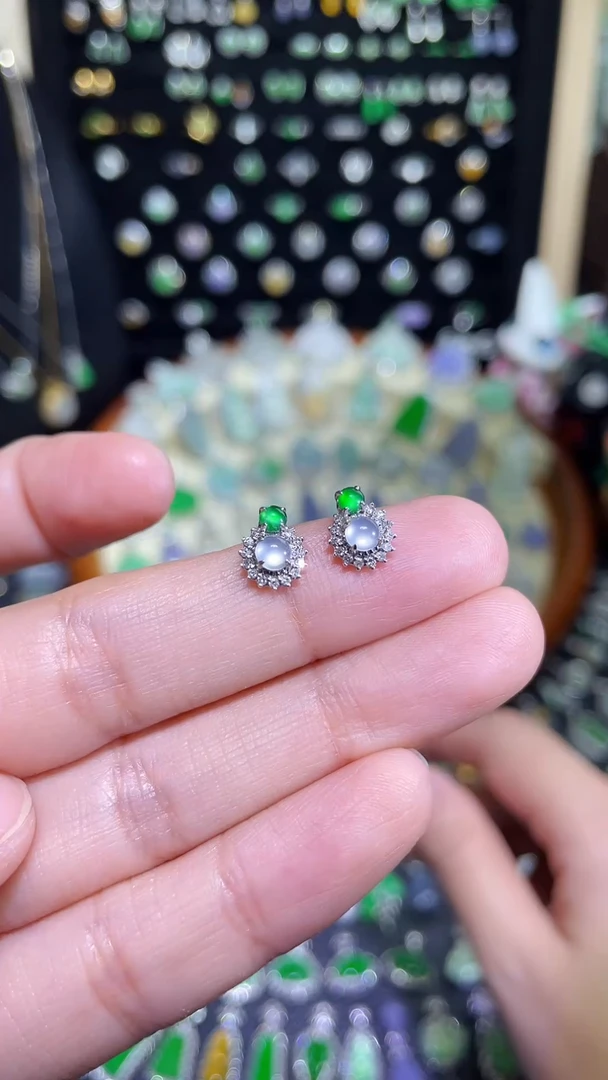 颈饰18K金镶嵌翡翠玻璃种蛋面耳钉