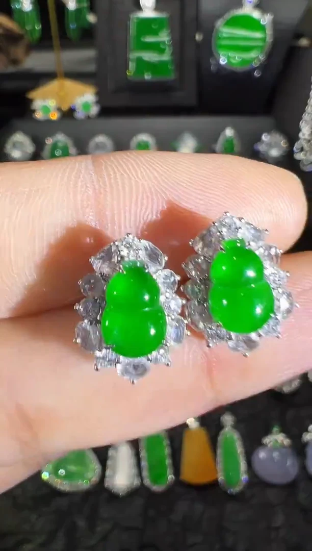 18K金镶嵌翡翠耳钉高冰正阳绿葫芦耳钉