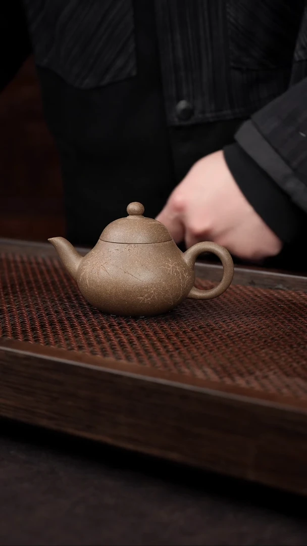 【闪购商品】紫砂茶壶芝麻绿刻绘矮梨