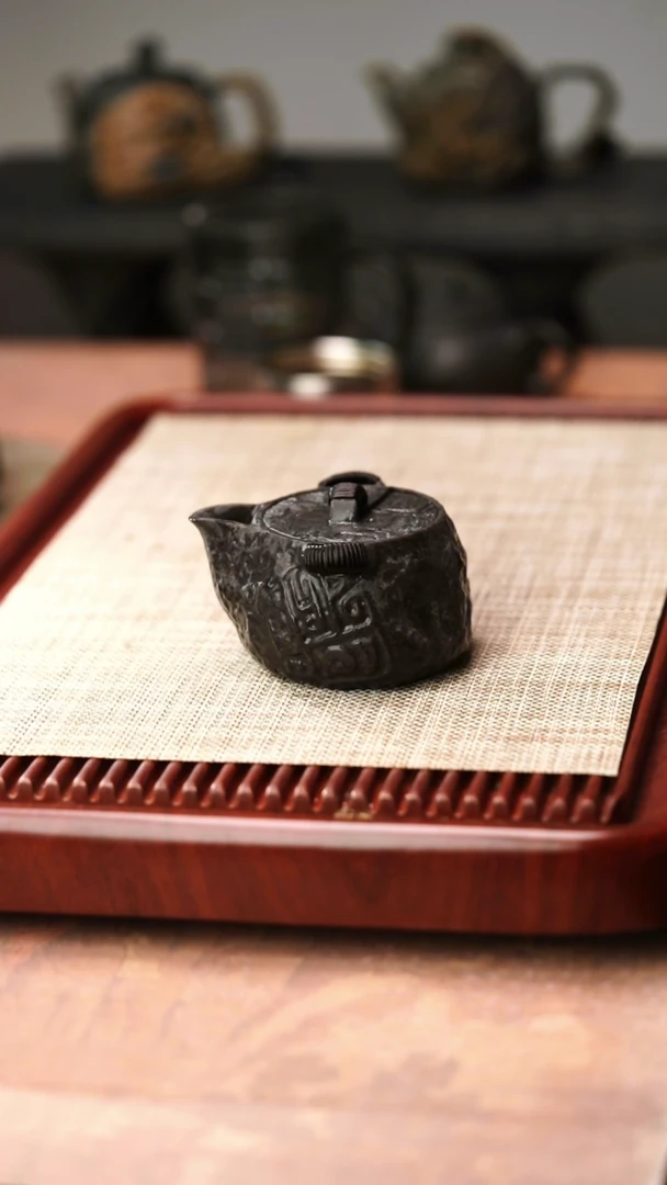 归玉堂冰碛岩重工雕刻饕餮宝瓶壶220cc