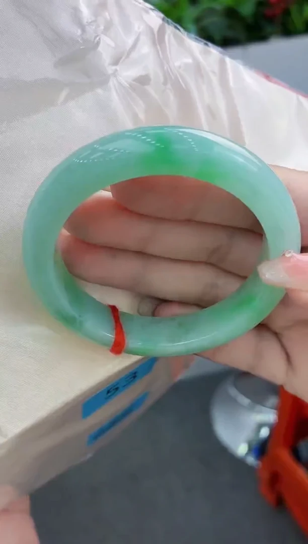 翡翠手镯未镶嵌翡翠手镯