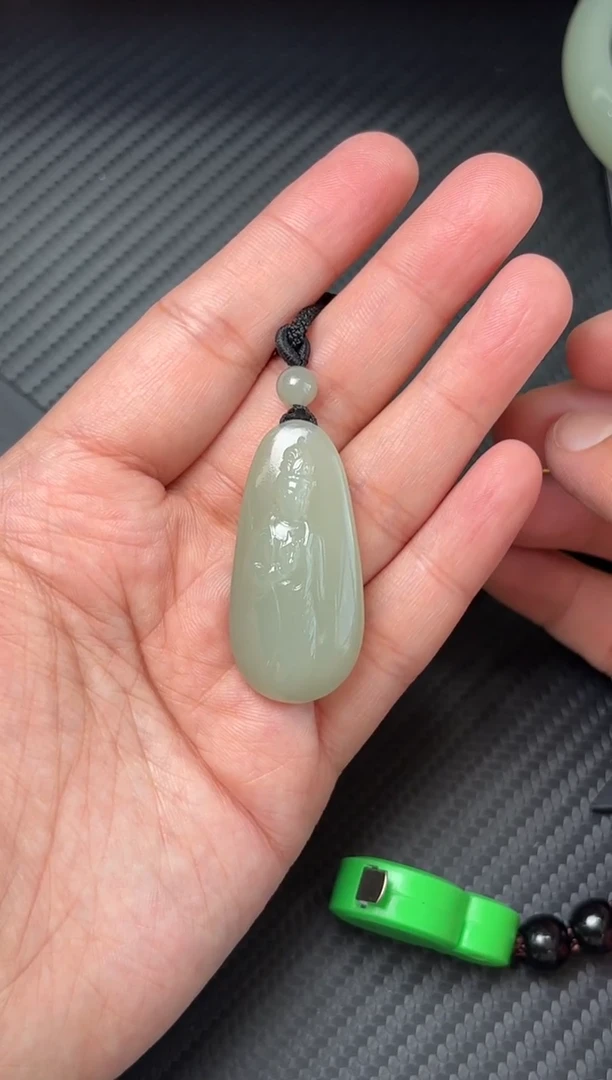 吊坠(赠链)未镶嵌和田玉且末近矿微色差吊坠M