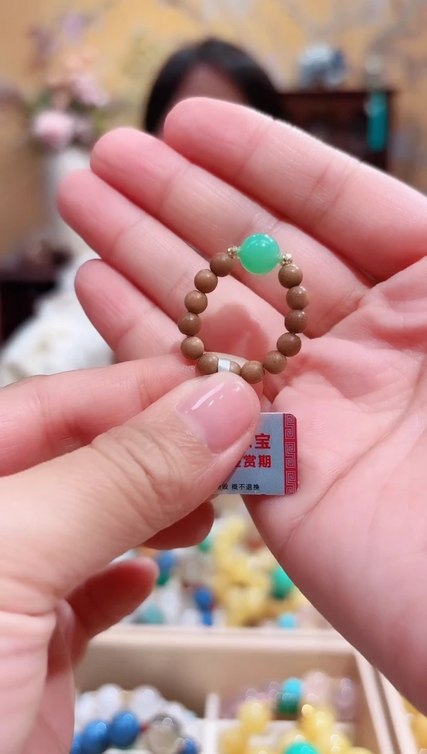 未镶嵌石英质玉戒指戒指