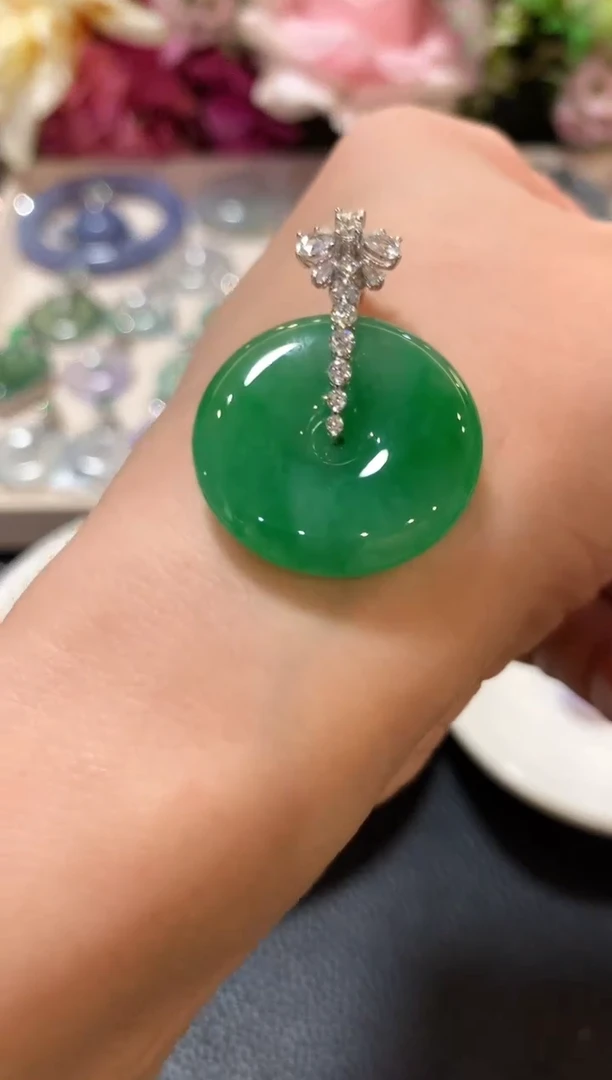 吊坠(不含链)18K金镶嵌翡翠z80 尾款18000