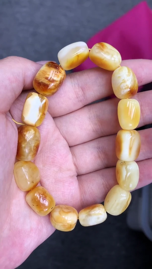 未镶嵌琥珀珠宝奇石80