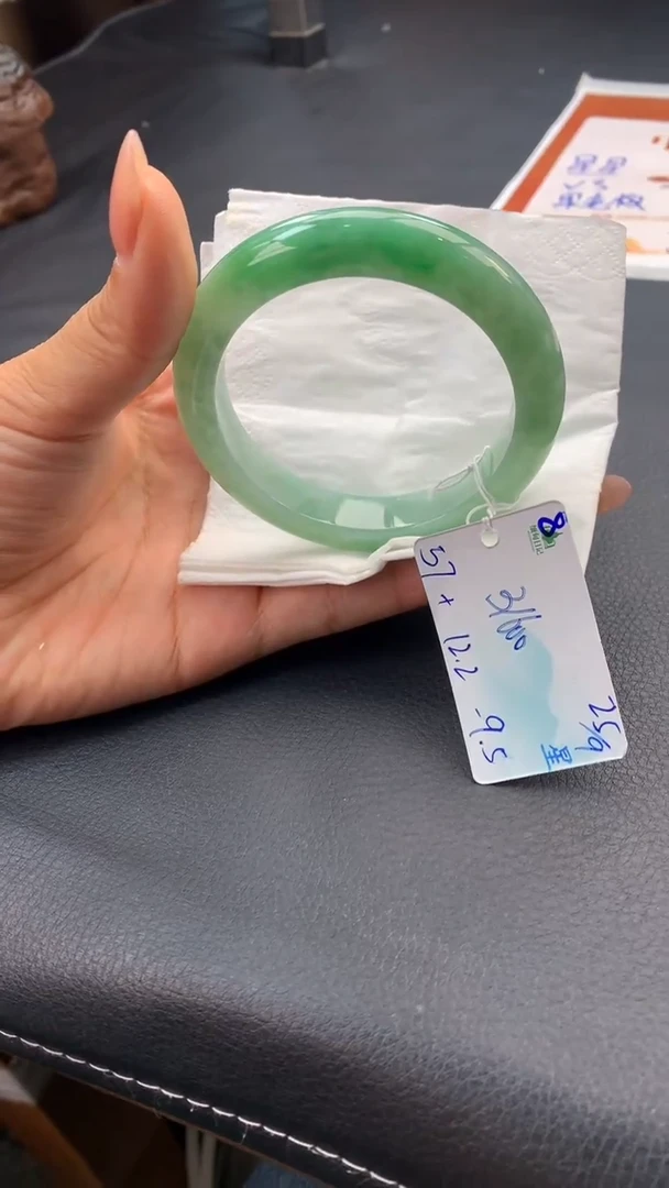 未镶嵌手镯翡翠自带#送人#，联系客服核对地址~