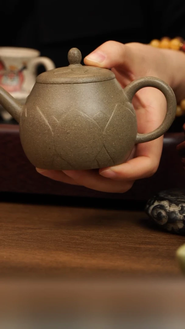 茶壶紫砂持莲 松花泥