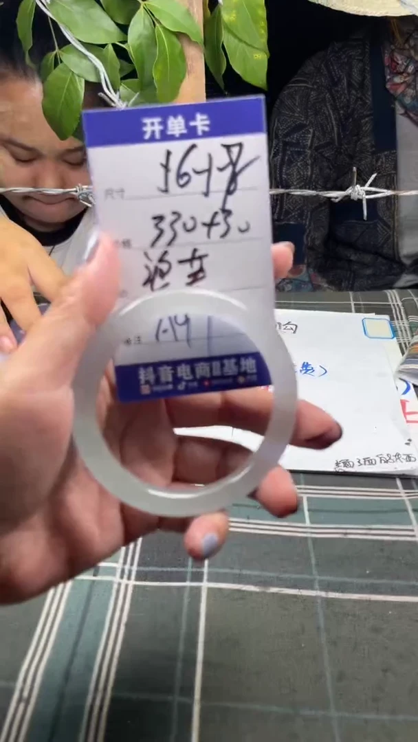 无非金属泡*?缅区原矿手镯手工艺现场