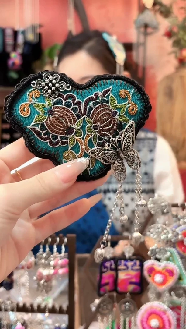 织绣云织谣老绣饰品34