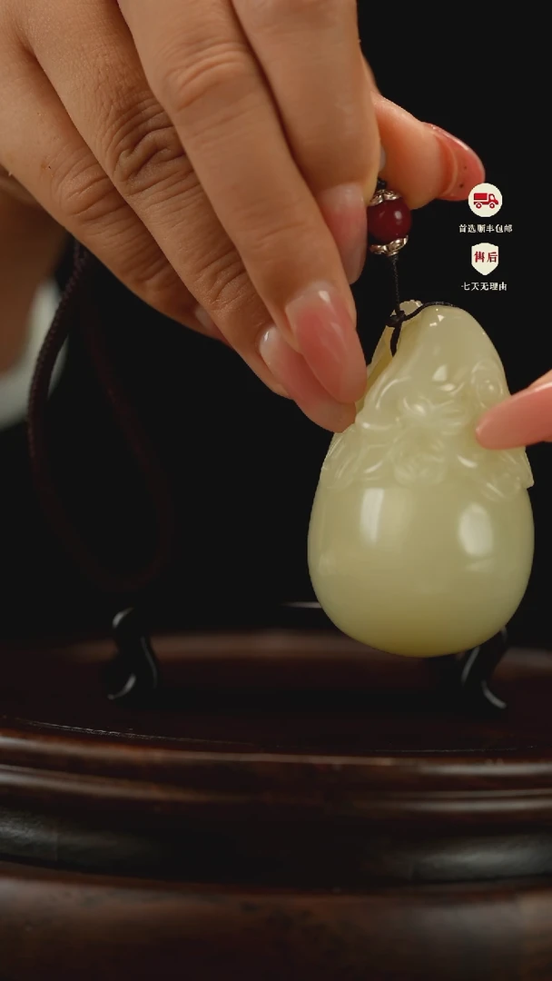 云南石竹叶青雕刻：富得流油手把件挂件