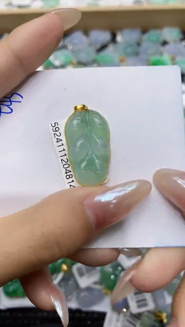 翡翠18K金镶嵌颈饰111111111111