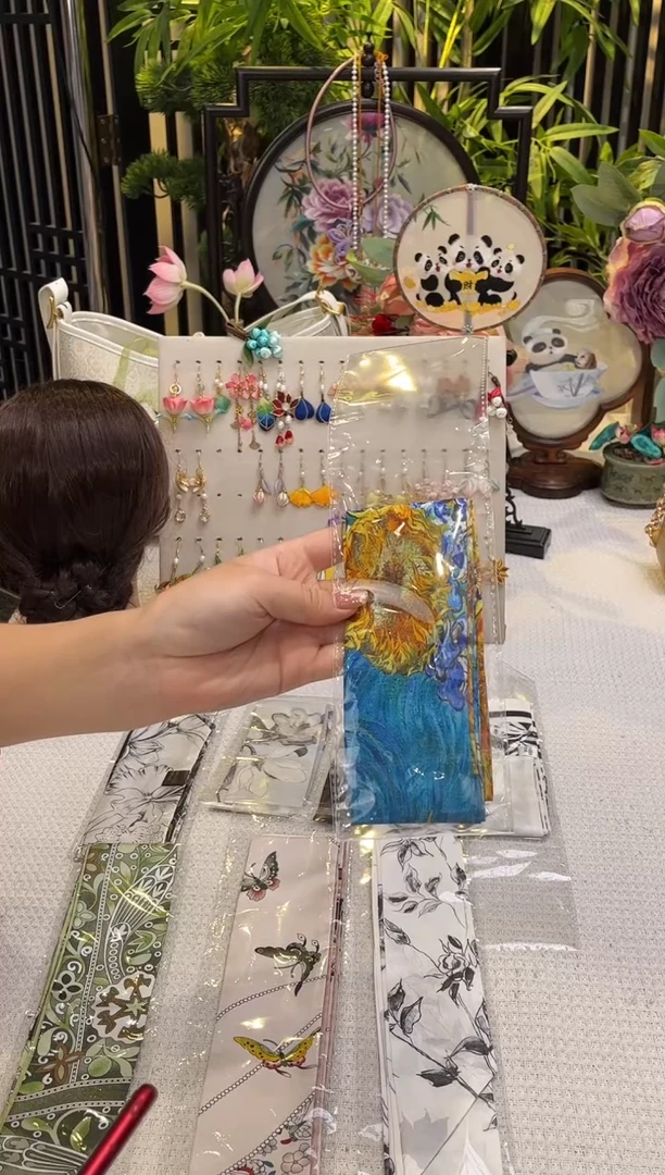 织绣爱**静非遗绒花苏绣饰品