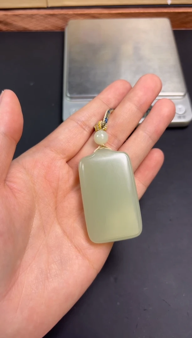 【闪购商品】和田玉吊坠(赠链)未镶嵌且末微色差迪克兰一细吊坠