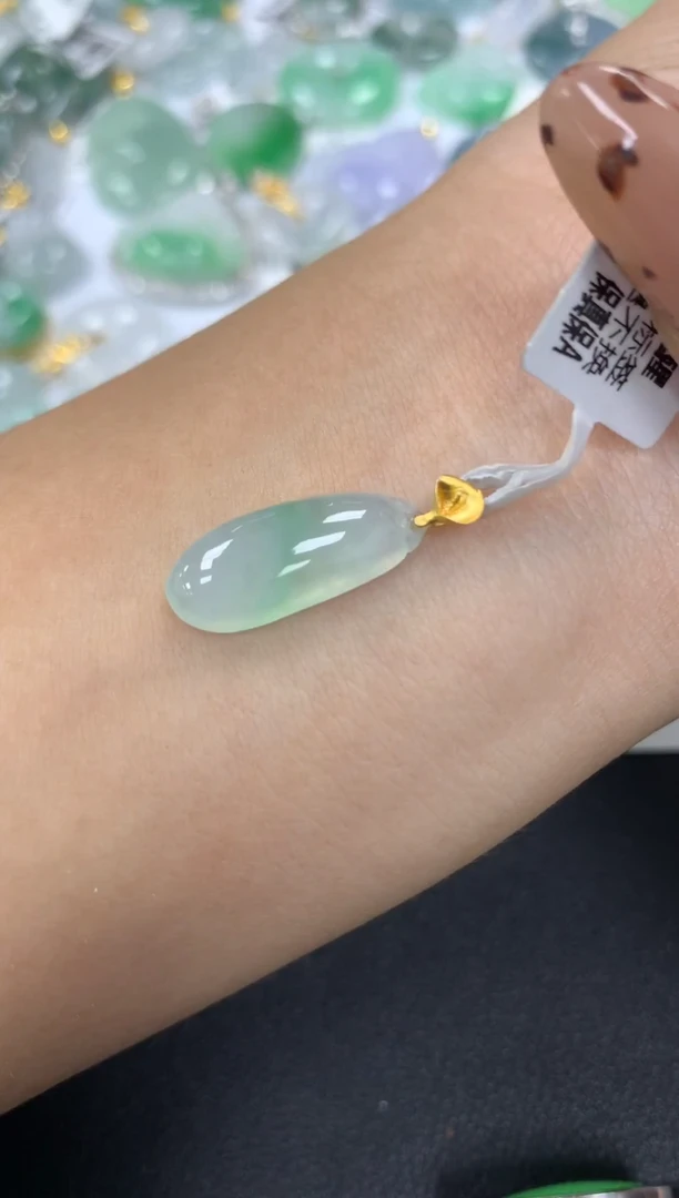 颈饰18K金镶嵌翡翠a货假一赔三支持复检百元上9元证书费自理