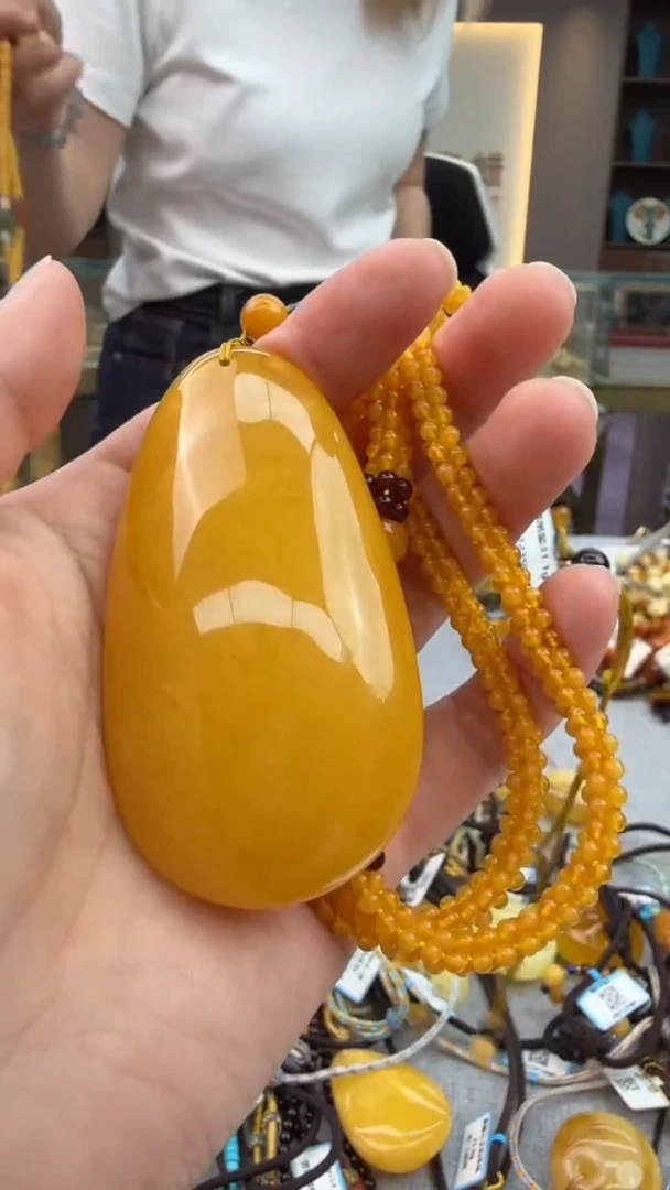 琥珀颈饰未镶嵌1秒拍号 假一罚三