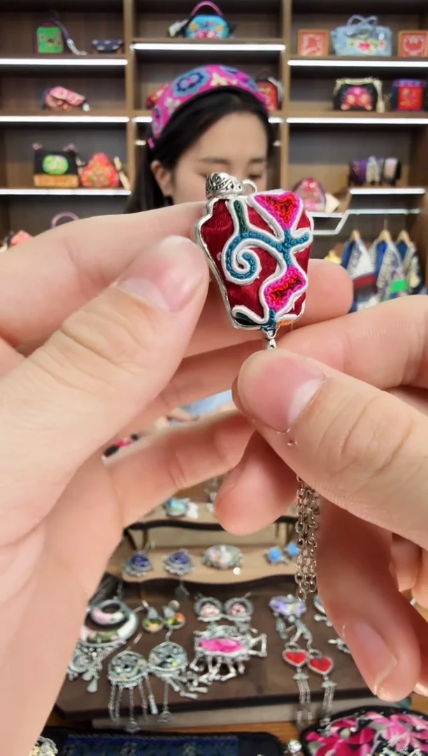 【闪购商品】织绣70蒙阿苏苗绣传承