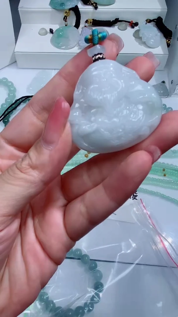 翡翠未镶嵌颈饰吊坠