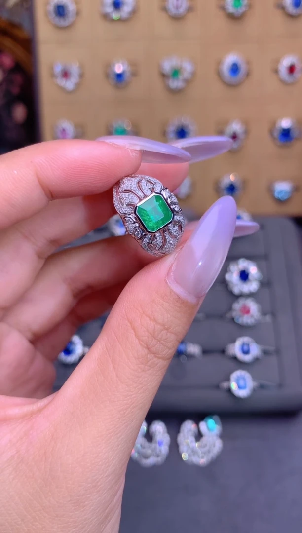 祖母绿戒指18K金镶嵌1.235CT