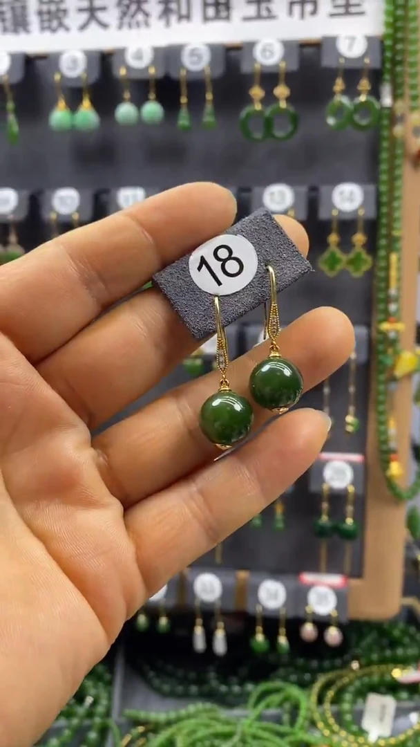 18K金镶嵌和田玉耳饰耳坠