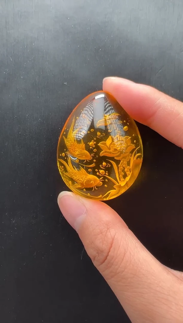 未镶嵌颈饰琥珀小鱼