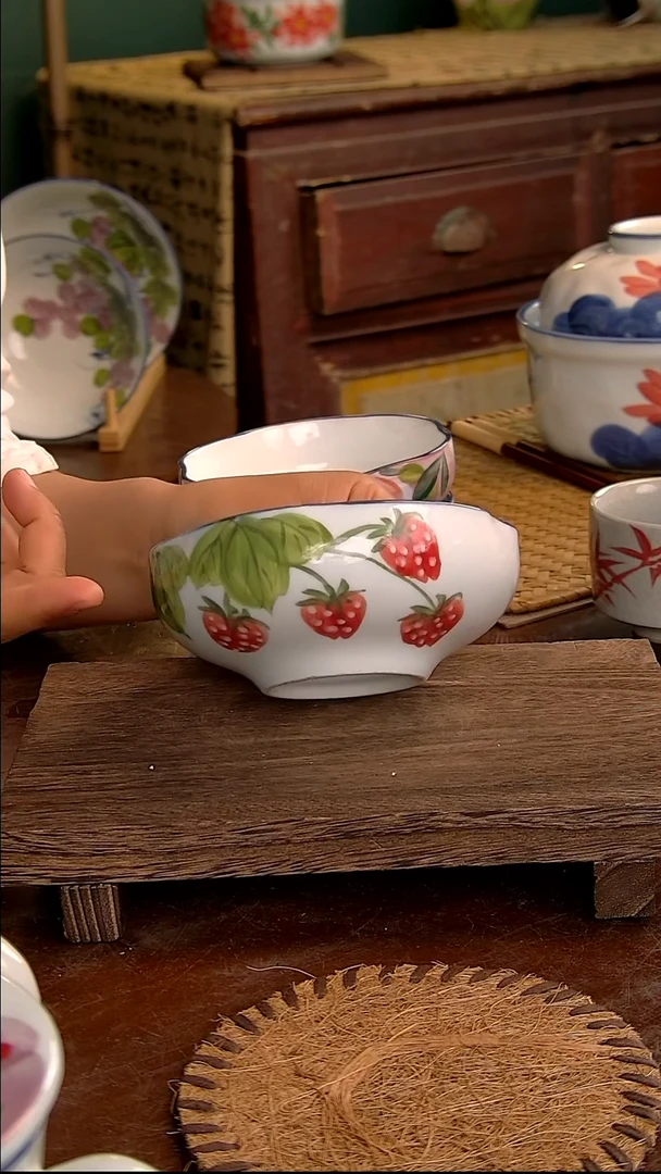 瓷片高白5英寸花口米饭碗-草莓