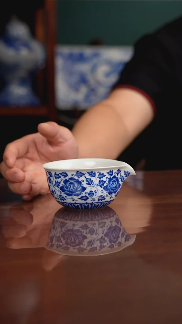 晓月窑青花缠枝牡丹