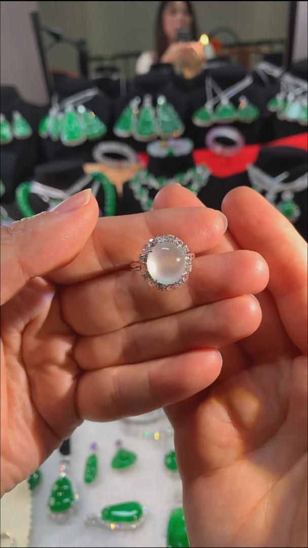 18K金镶嵌戒指翡翠戒指