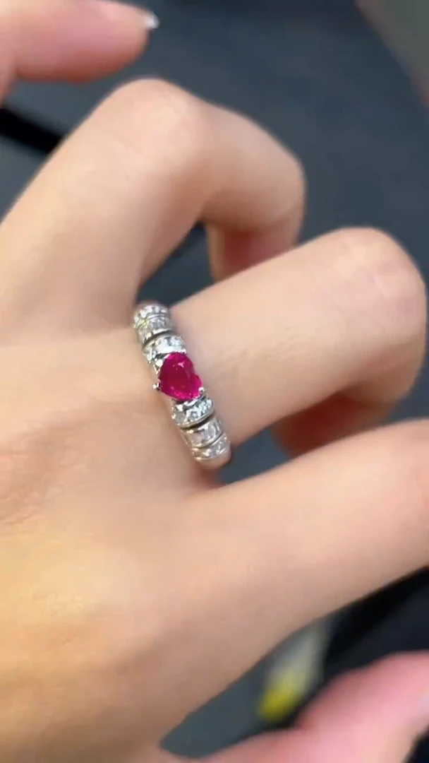 18K金镶嵌戒指红宝石缅甸鸽血红主石：0.60ct