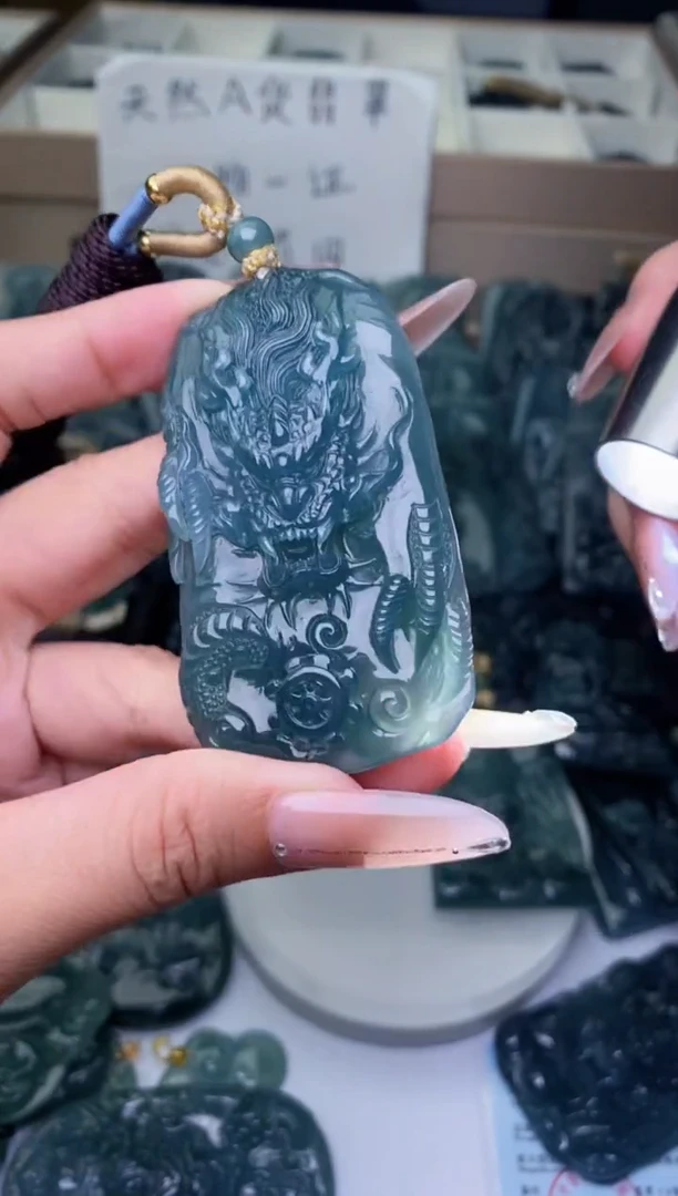 颈饰未镶嵌翡翠