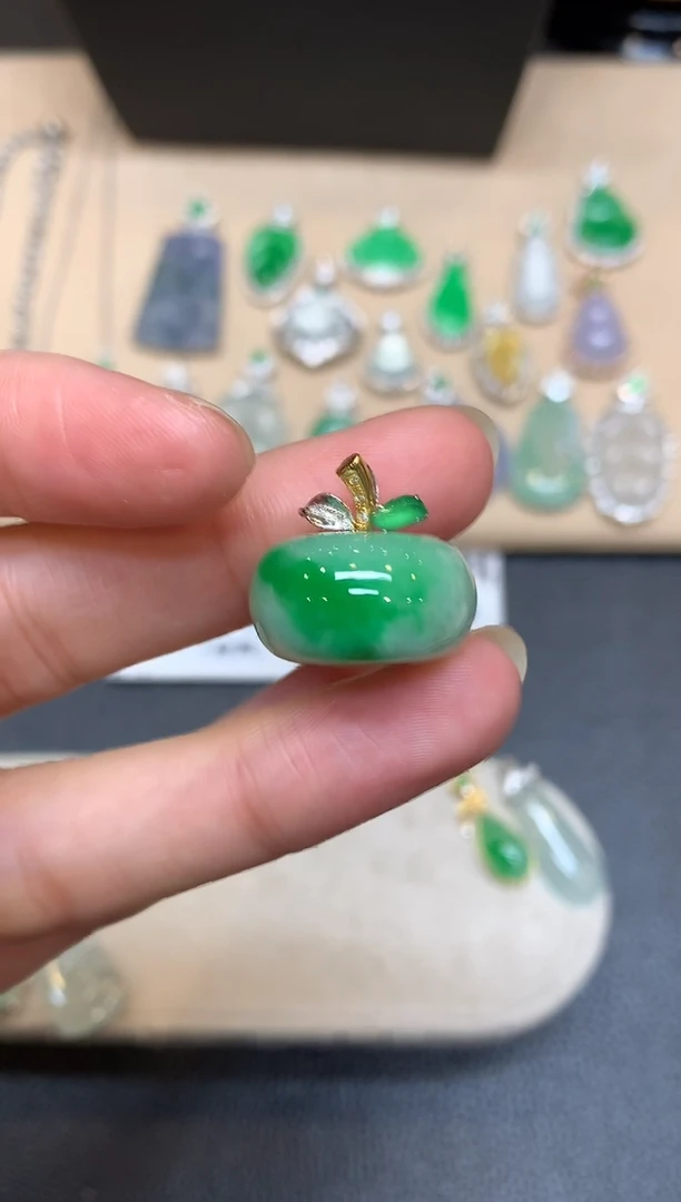 颈饰18K金镶嵌翡翠鼓珠【无服务费