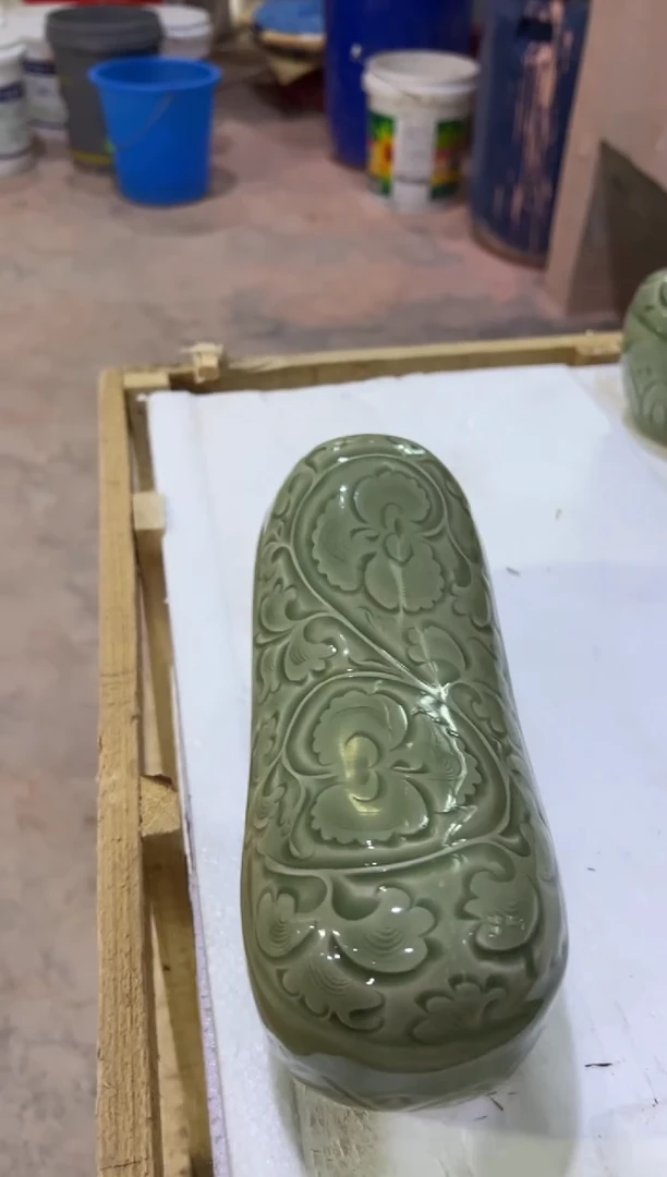 耀州窑青瓷牡丹纹枕头