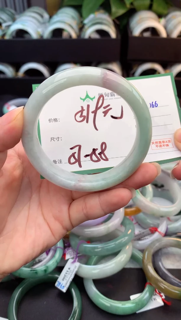 未镶嵌定制翡翠毛货需精细抛光+多人