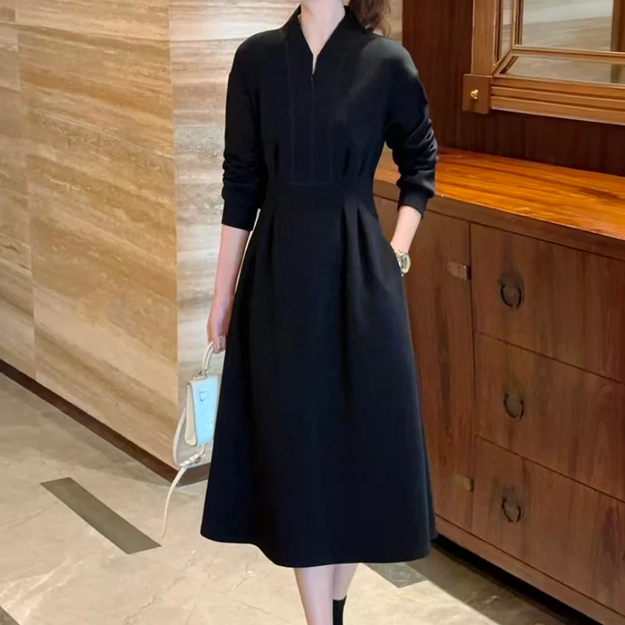 2025年新款秋冬季时尚V领拉链显瘦长袖赫本风通勤舒适气质连衣裙