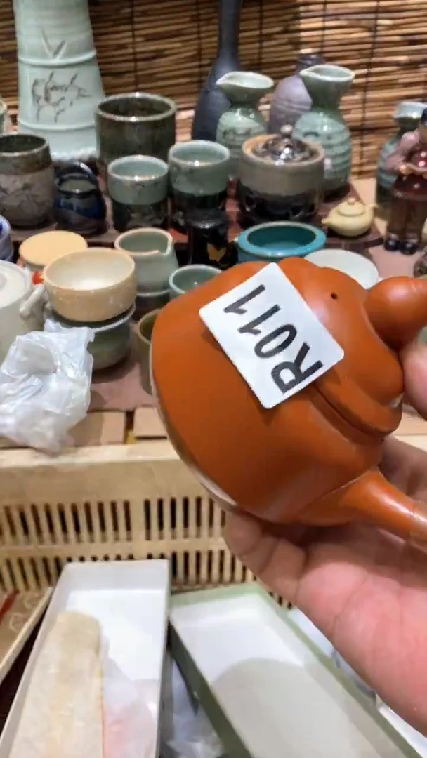 瓷片爱**菜011  爱吃芹菜 爱吃芹菜