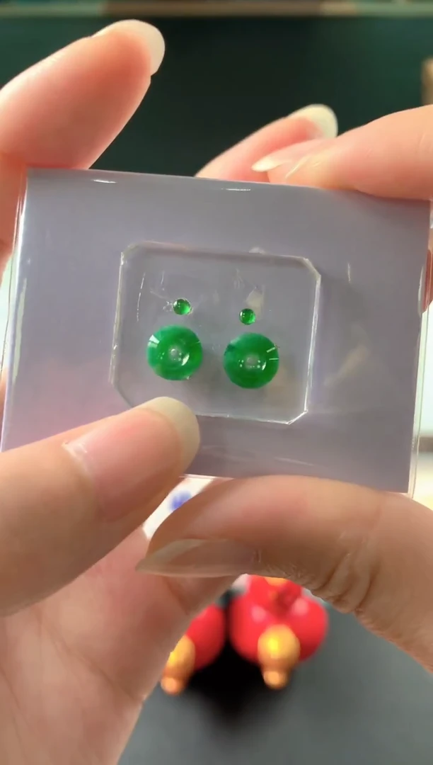 未镶嵌定制翡翠小**跳裸玉（客户意向镶嵌）