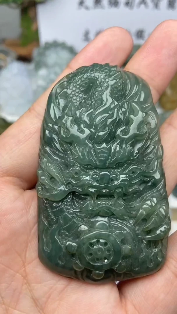 翡翠未镶嵌颈饰龙牌