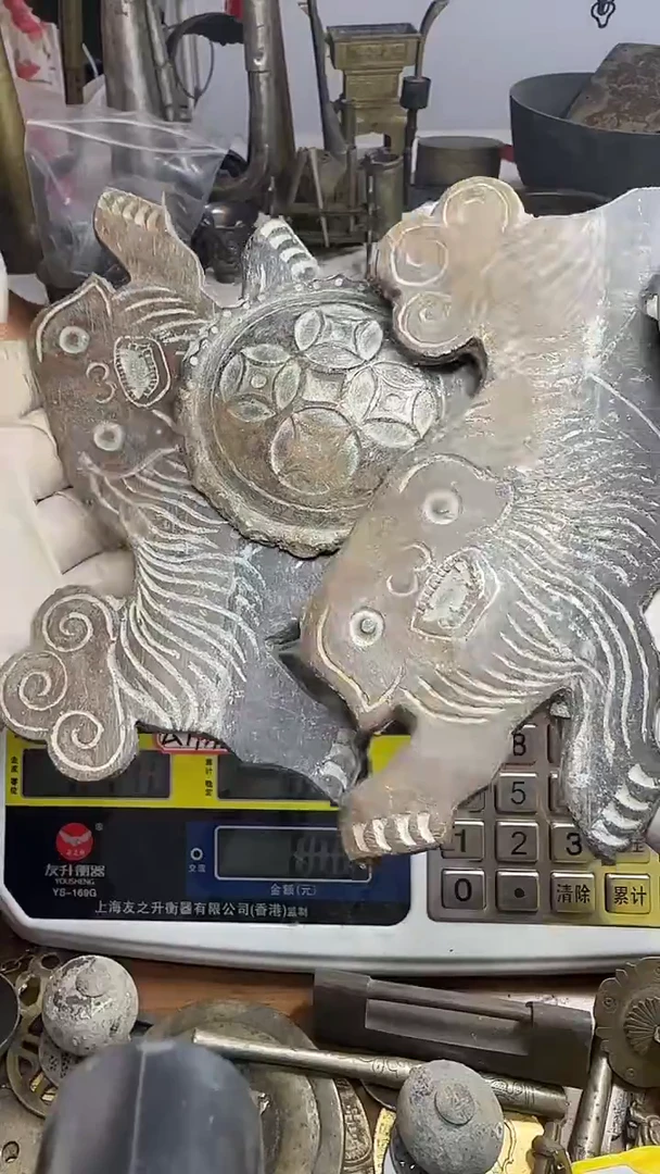 一****半狮子玩绣球，，