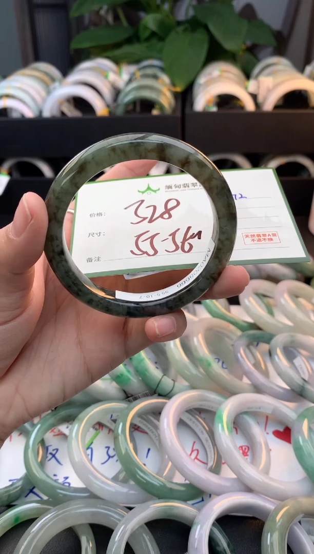 未镶嵌定制翡翠毛货需精细抛光+多人