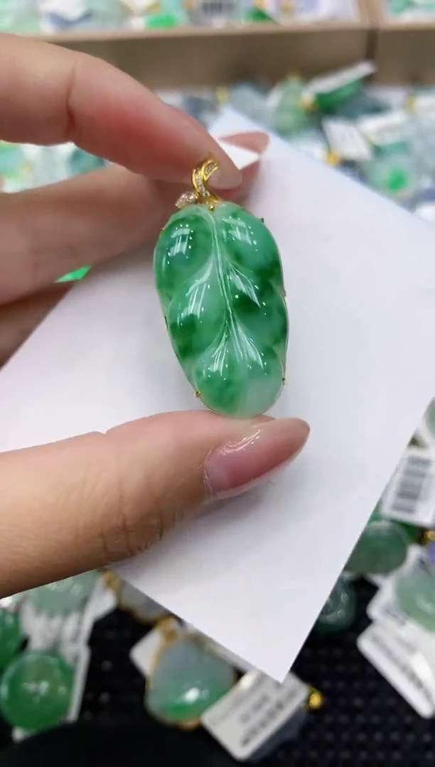 翡翠18K金镶嵌颈饰111111111