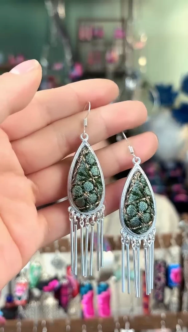 彩云南阁非遗老绣饰品568