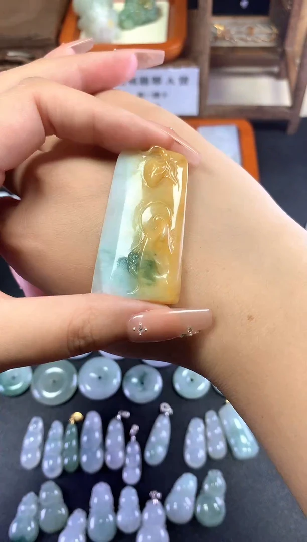 翡翠未镶嵌颈饰1