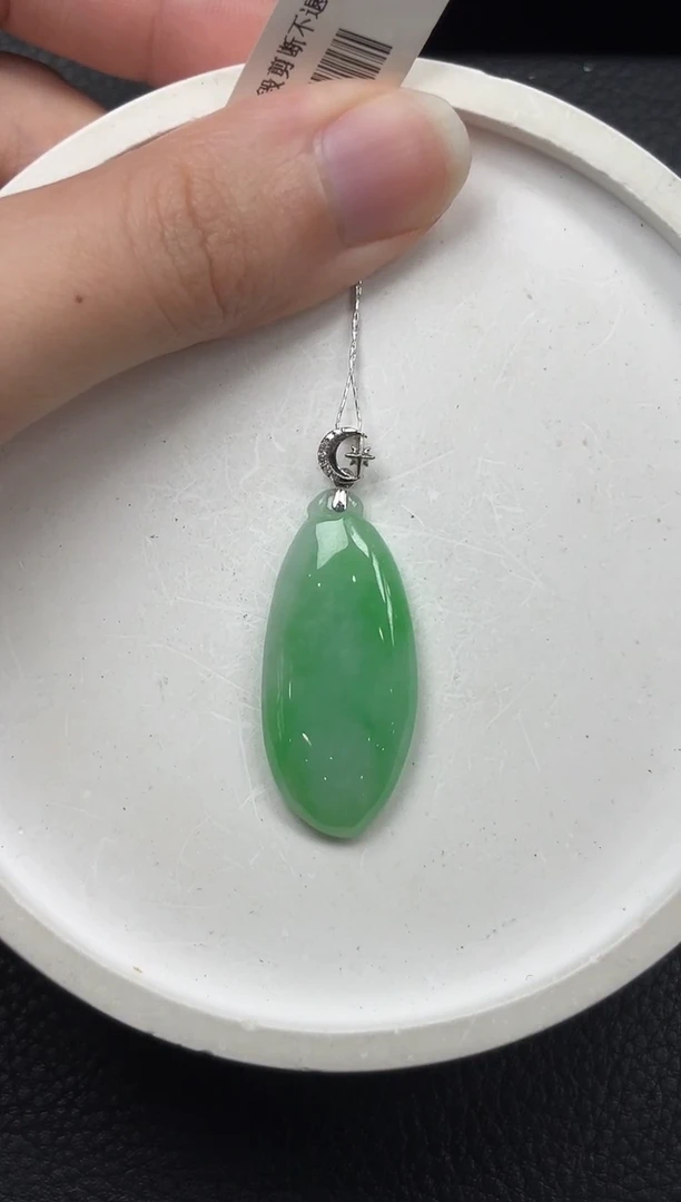 翡翠18K金镶嵌颈饰福瓜