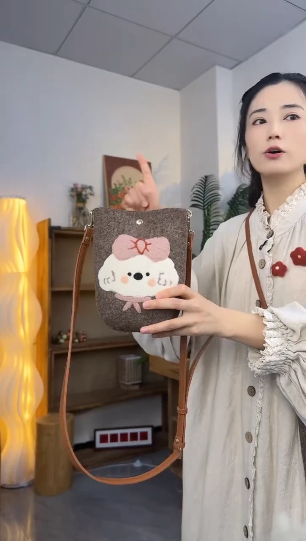 羊毛非遗纯手工包  手机包小狗