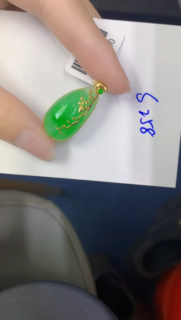 颈饰18K金镶嵌翡翠缅甸天然翡翠A货