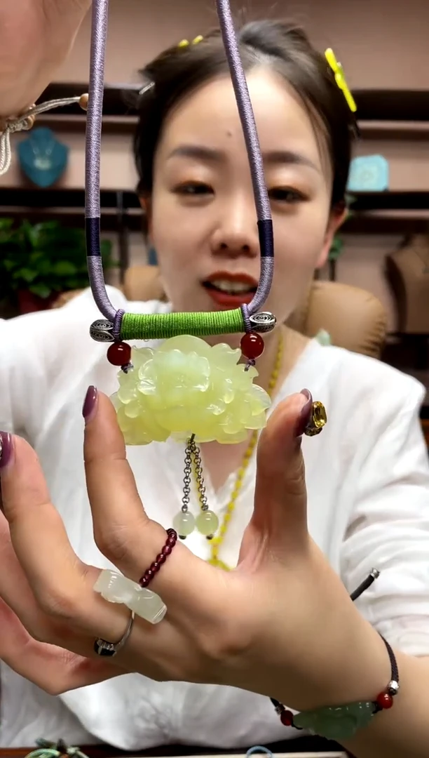 岫玉未镶嵌吊坠·