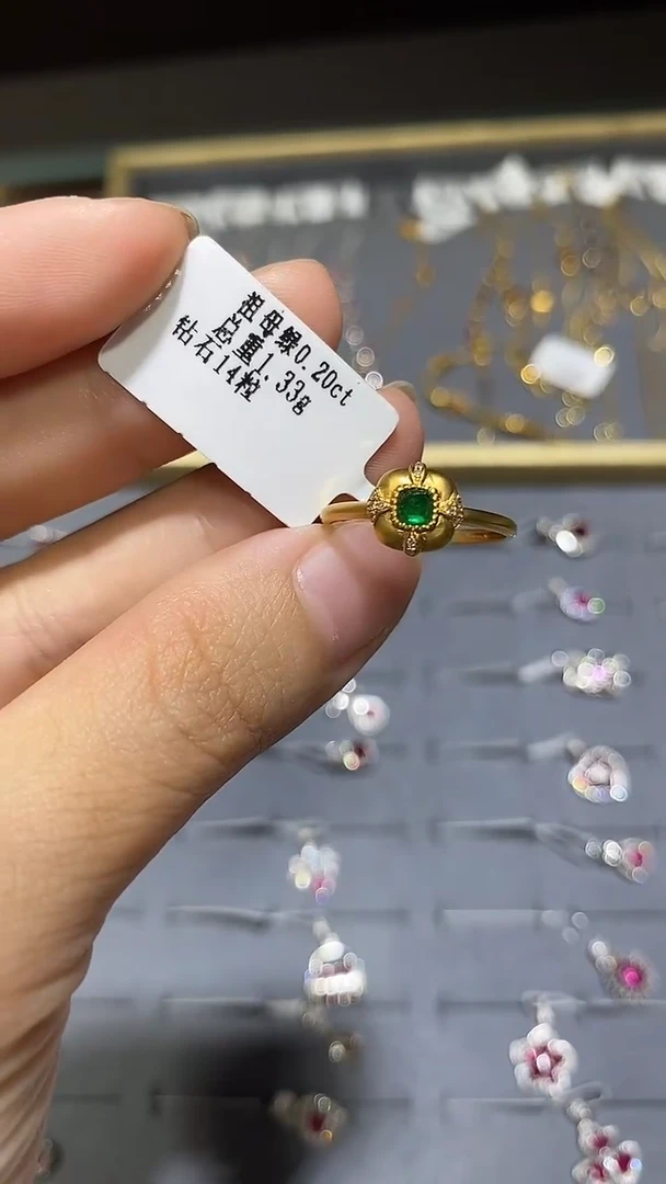 18K金镶嵌戒指祖母绿