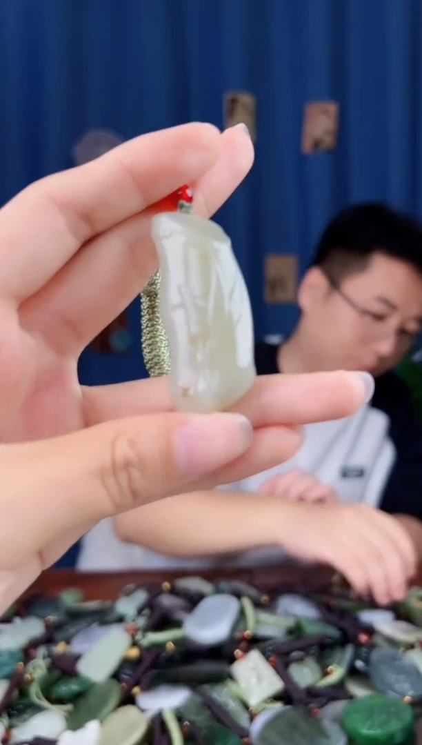 未镶嵌和田玉挂件拍一发一 有瑕